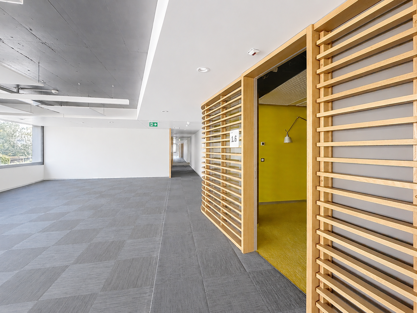 Plateau et cabines acoustiques en bois cintré
