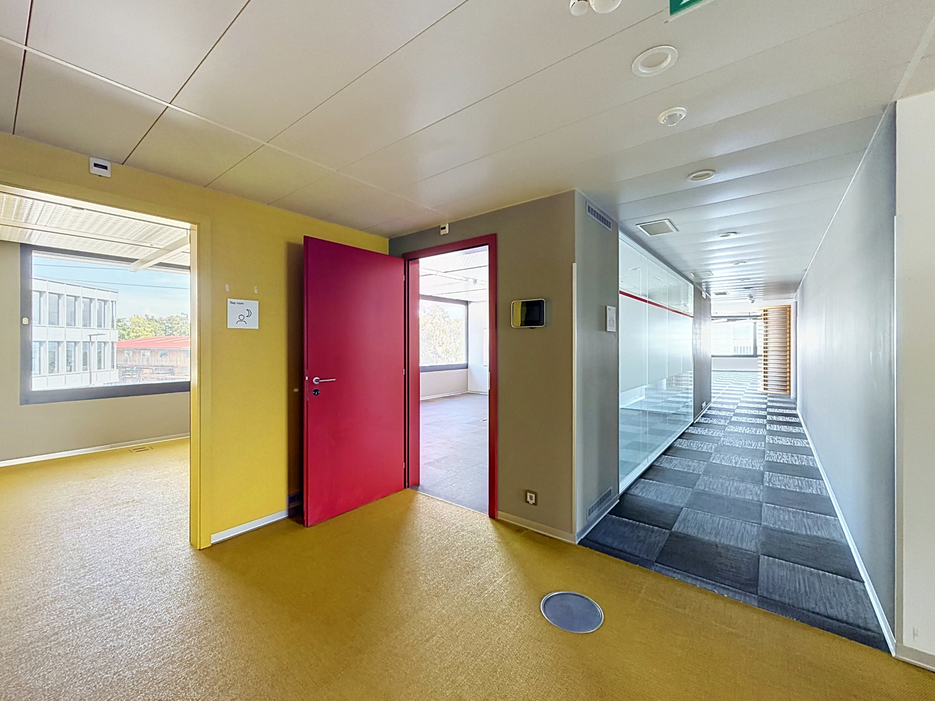 Couloir aux portes colorées