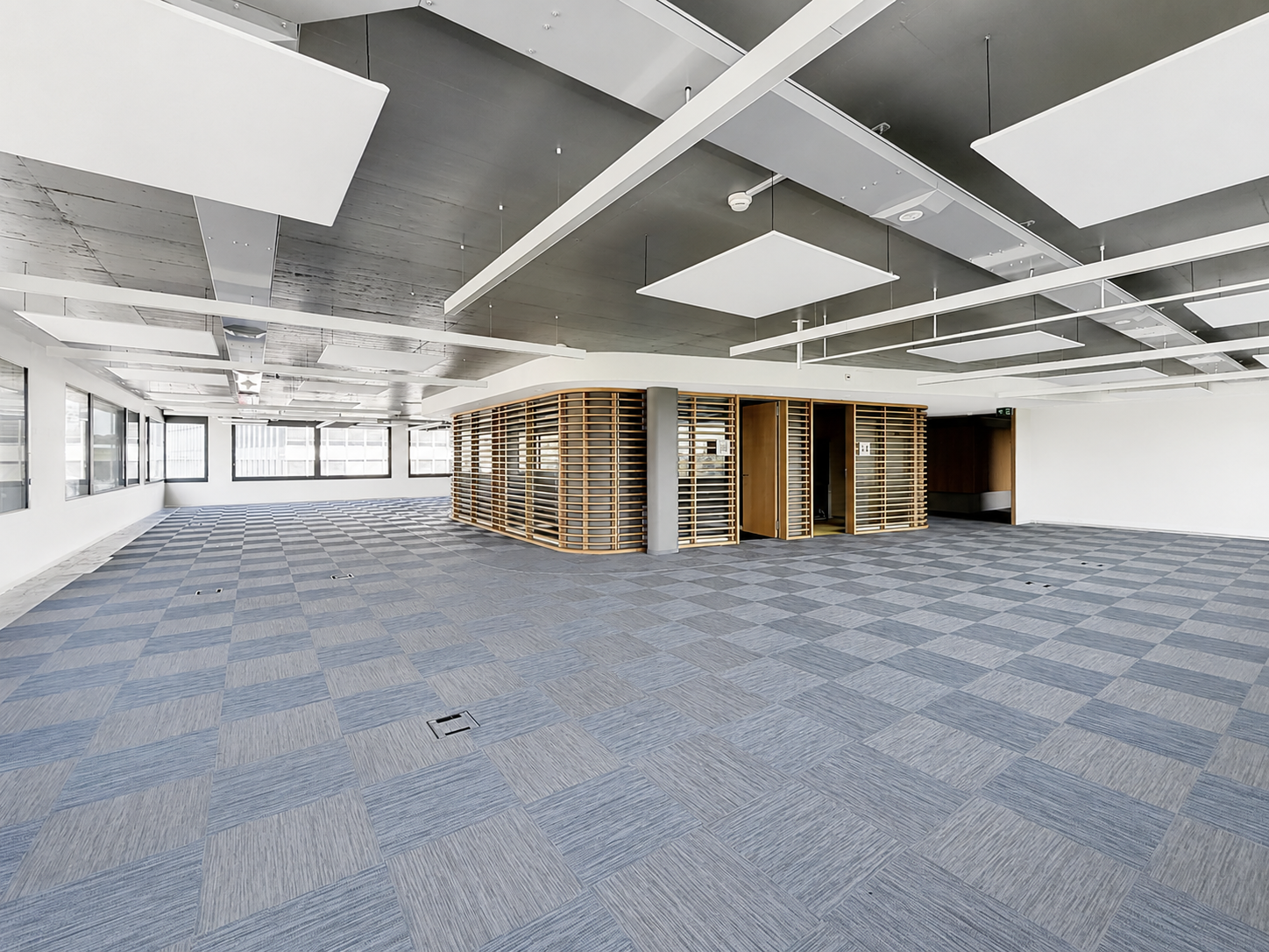Large plateau de bureaux vide
